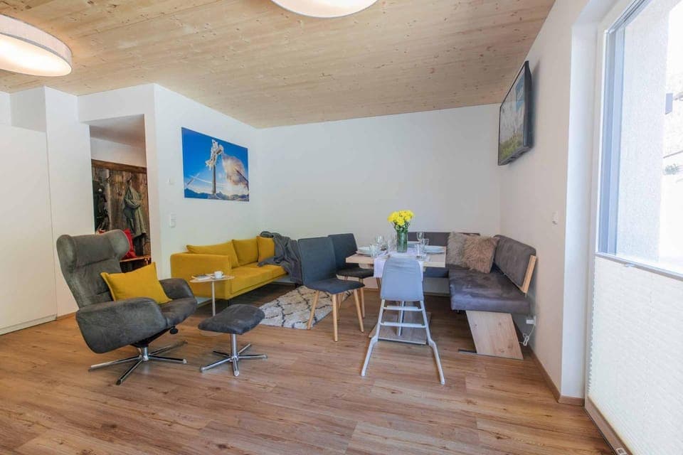 Living room, Seating area, Dining area