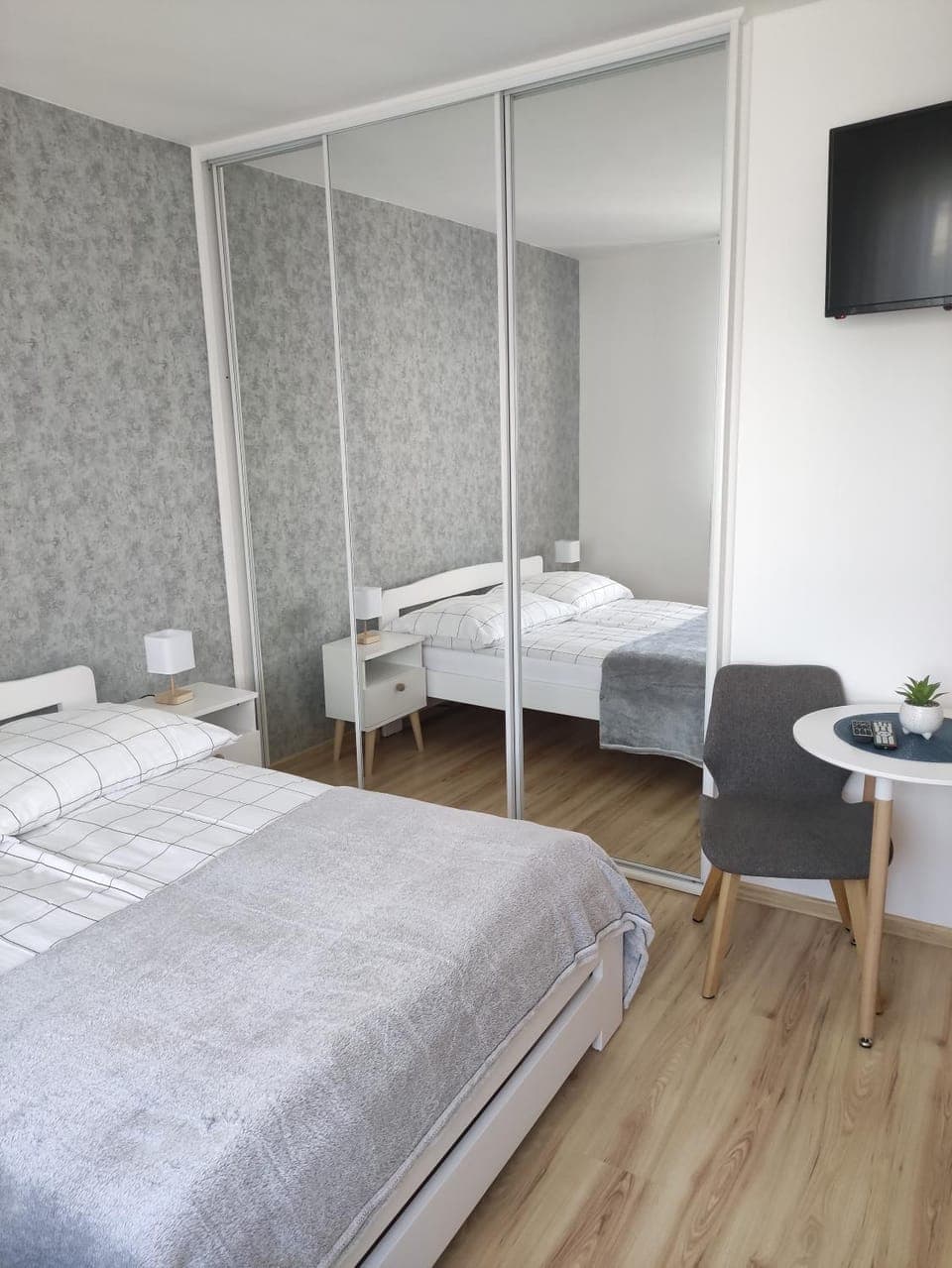 Bed, TV and multimedia, Photo of the whole room, Bedroom