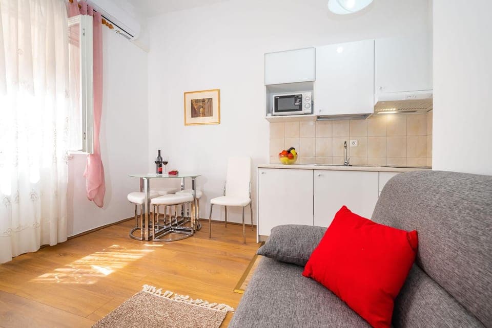 Kitchen or kitchenette, Living room, Seating area, Dining area