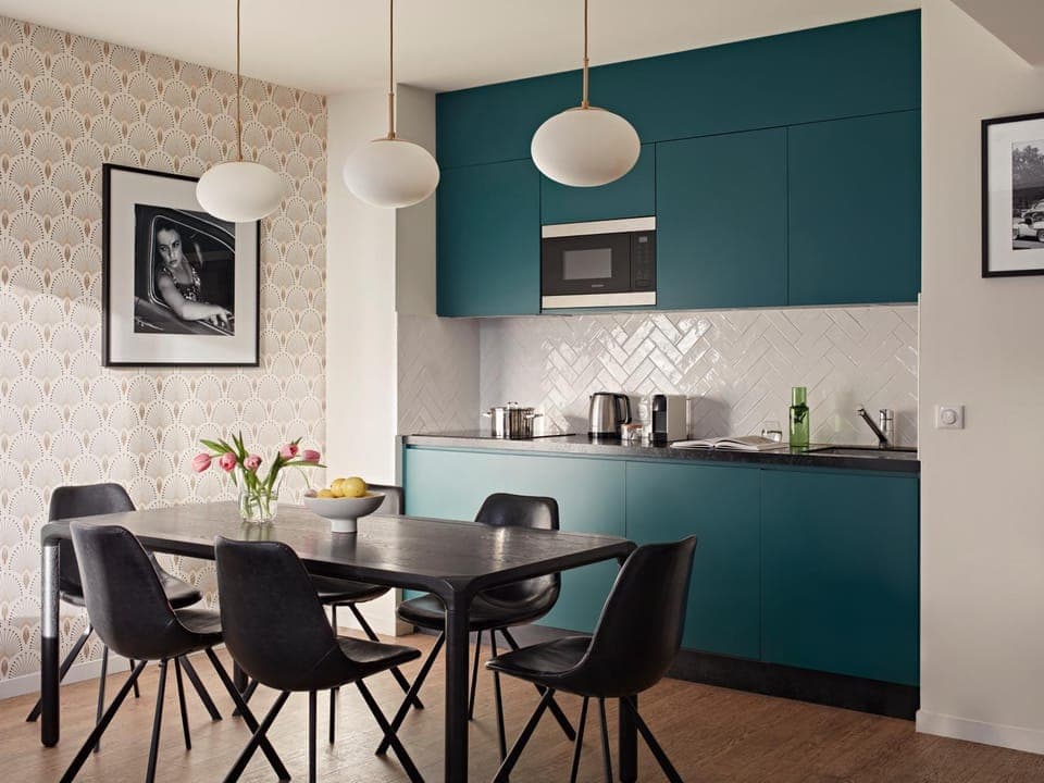 Kitchen or kitchenette, Dining area