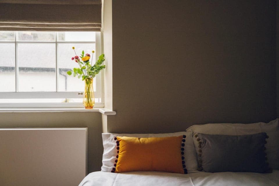 Bed, Bedroom, group of guests, Family