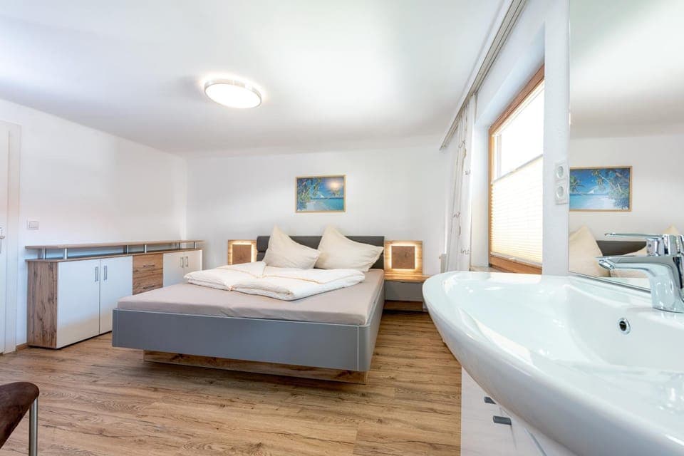 Bed, Photo of the whole room, Bedroom