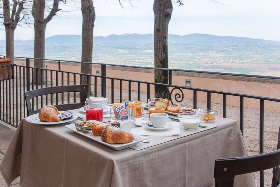 Restaurant/places to eat, Balcony/Terrace, Breakfast