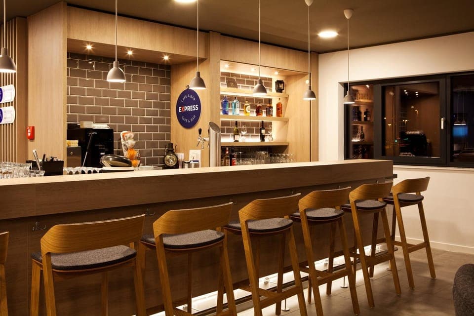 Restaurant/places to eat, Nightclub / DJ, Lounge or bar, Lounge or bar, Banquet/Function facilities, Drinks, furniture