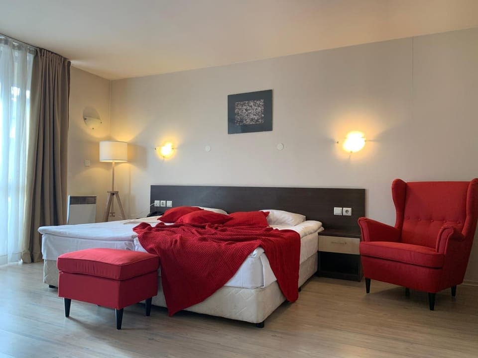 Bed, Photo of the whole room, Seating area, Bedroom