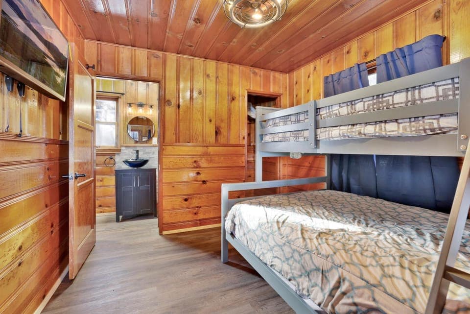 Shore Acres Lodge-450 by Big Bear Vacations House in Big Bear
