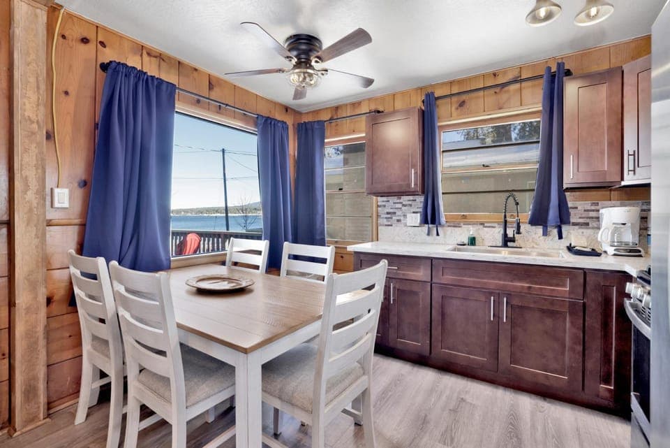 Kitchen or kitchenette, Dining area, Lake view, fireplace, minibar, pet friendly, stove