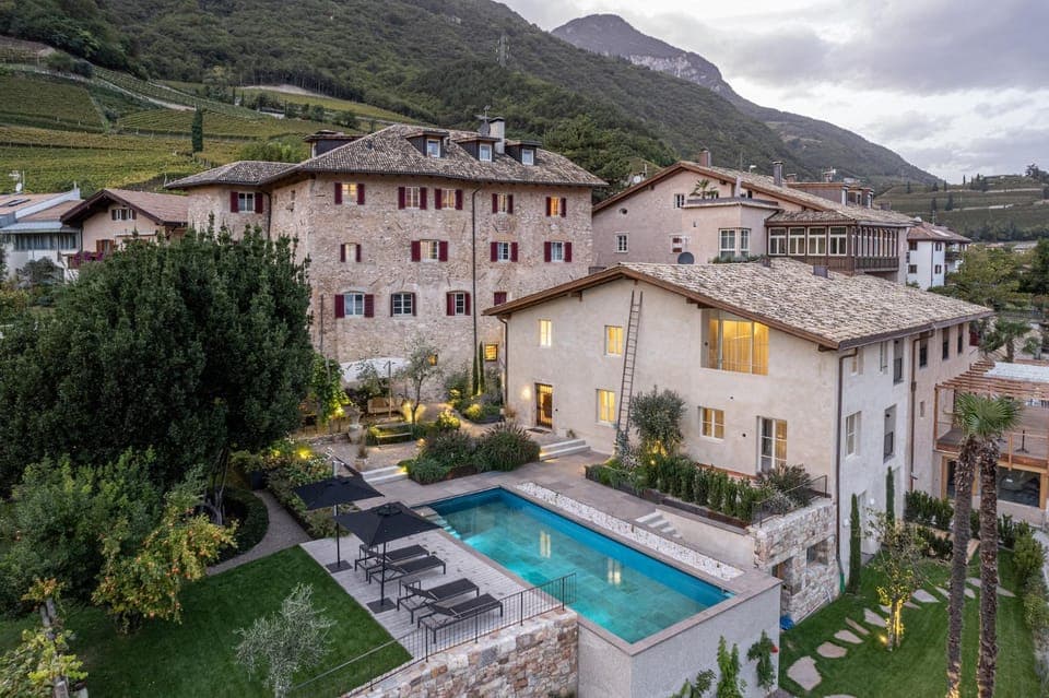 Property building, Natural landscape, Bird's eye view, Mountain view, Pool view, Swimming pool, sunbed