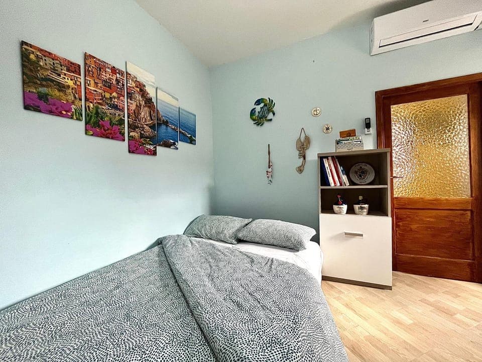 Bed, Living room, air conditioner