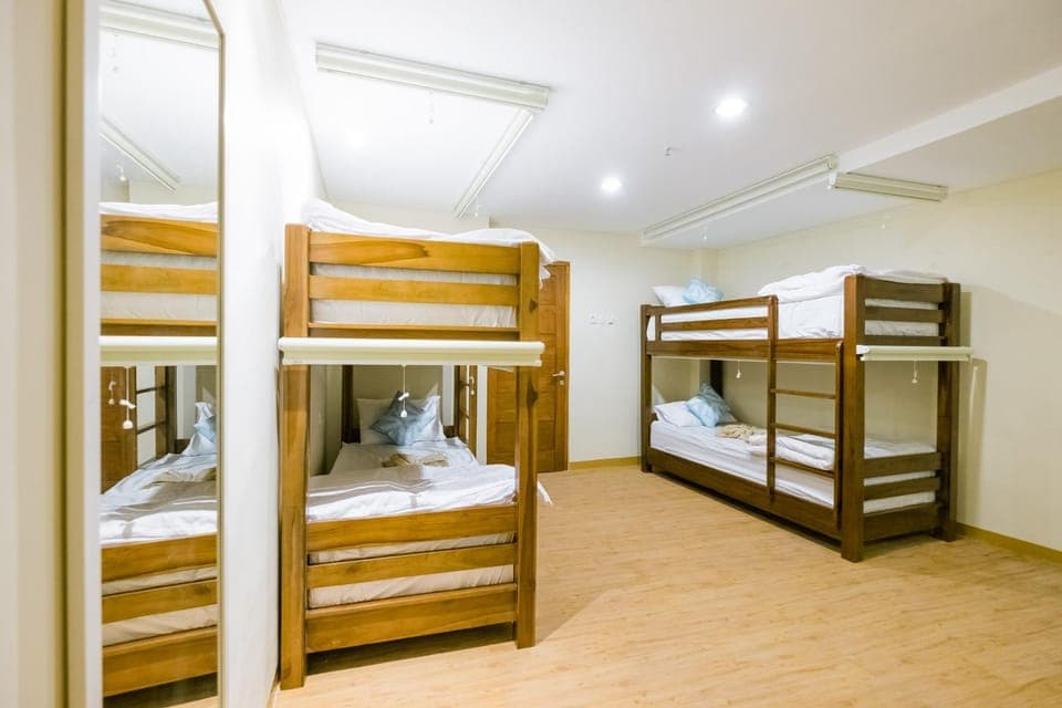 Bed, Photo of the whole room, Bedroom, bunk bed, air conditioner