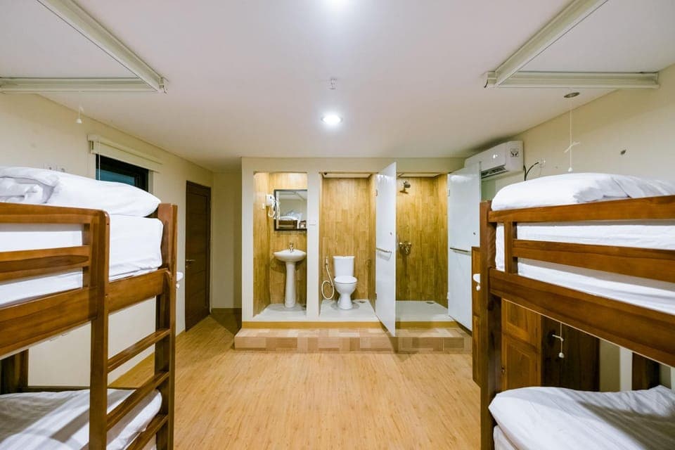 Bathroom, Photo of the whole room, bunk bed