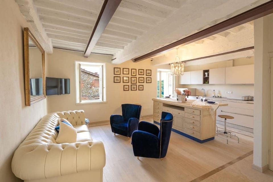 TV and multimedia, Kitchen or kitchenette, Living room, Seating area, Dining area, stove