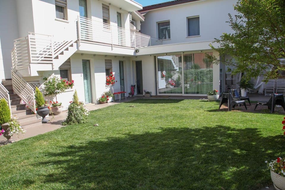 Property building, Patio, Spring, Garden, Garden view, Breakfast