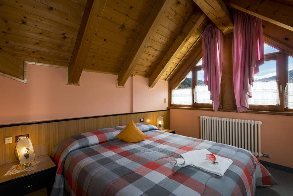 Photo of the whole room, Decorative detail