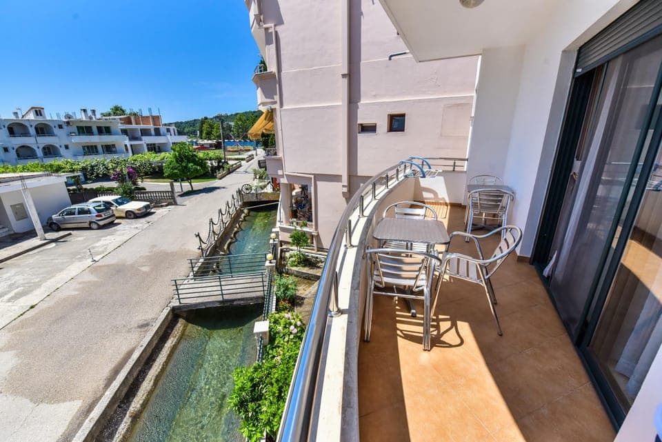 Neighbourhood, Balcony/Terrace, Street view