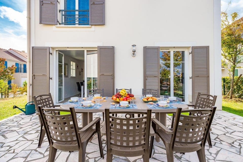 Property building, Patio, Day, Garden