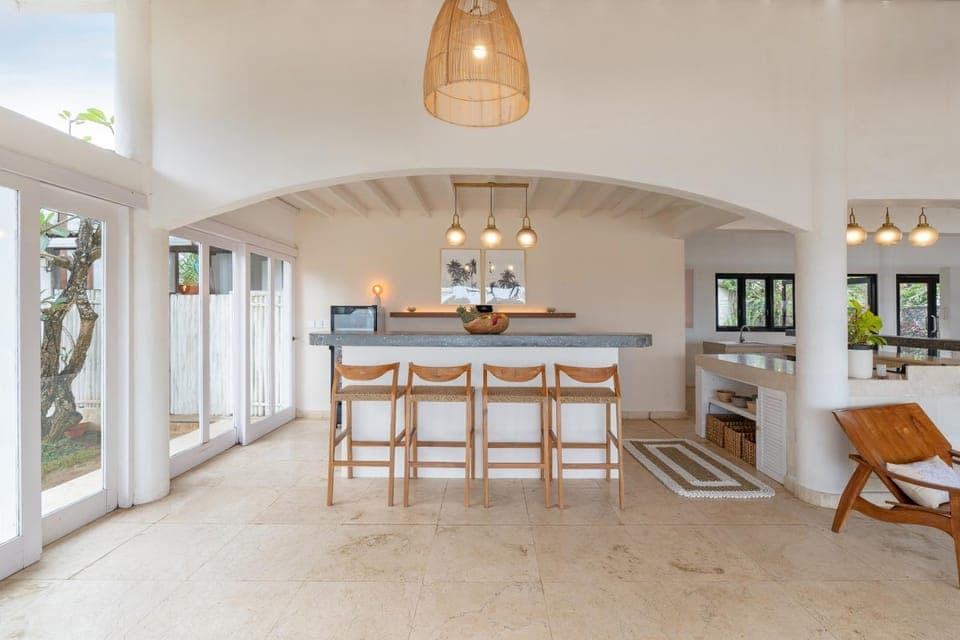 Kitchen or kitchenette, Seating area, Dining area