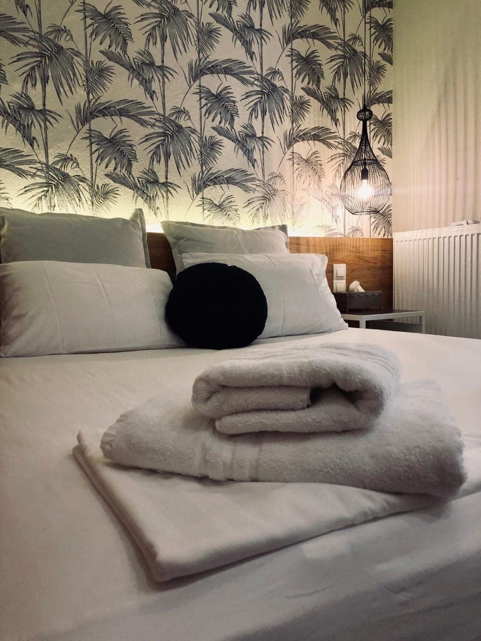 Bed, Bedroom, towels