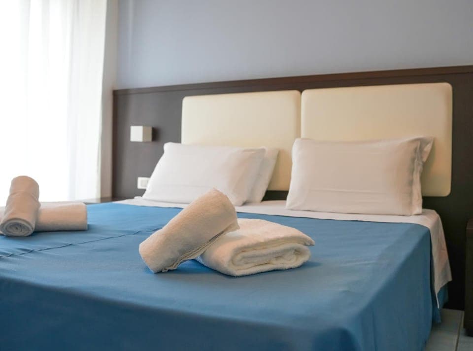 Bed, Bedroom, towels