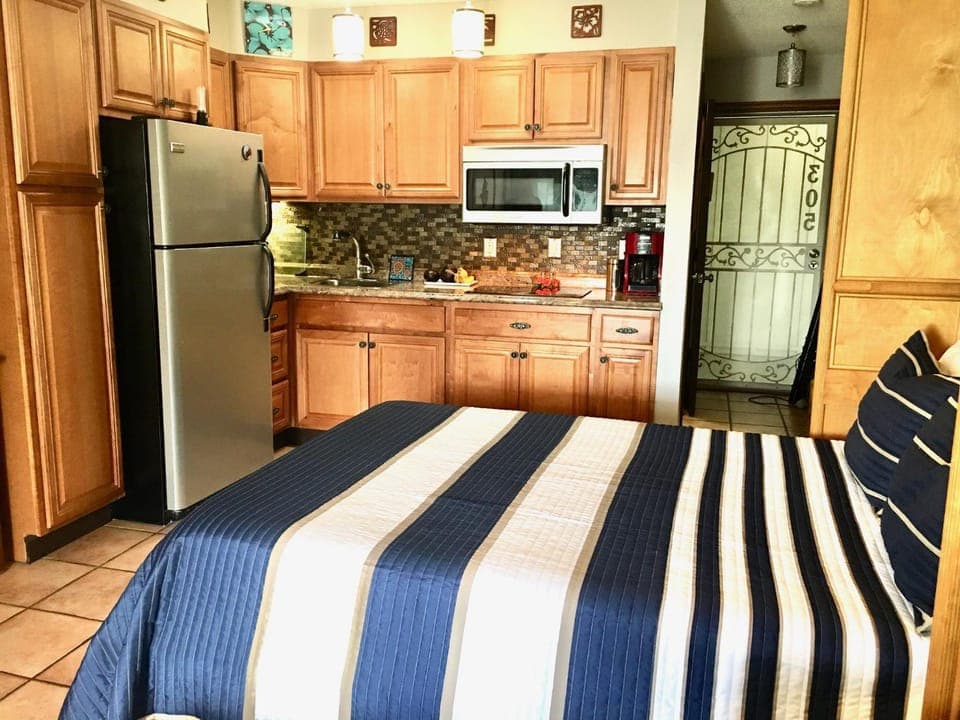 Bed, Kitchen or kitchenette, Communal kitchen