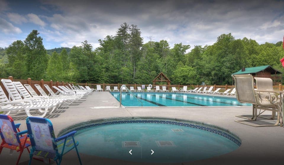 Berg Stuga, Free Attraction Tickets, Game Room, Hot Tub, WIFI!!! Chalet in Sevier County