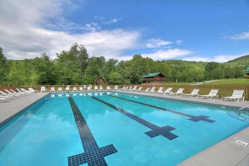 Wilderness Lodge, Hot Tub, Game Room, Pool Access, 560 FREE tickets each paid day Chalet in Sevier County