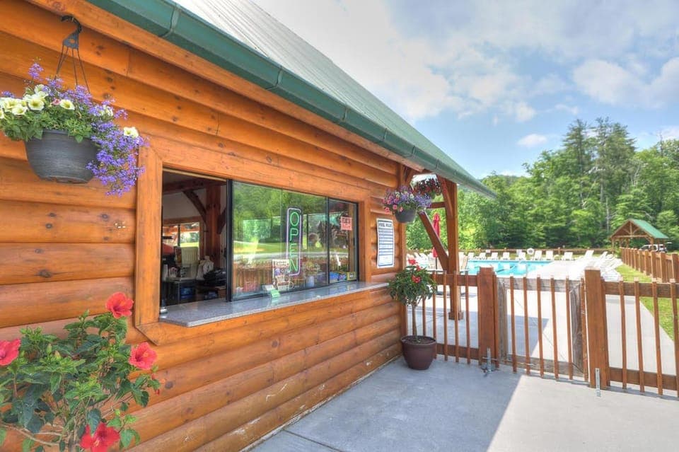 Wilderness Lodge, Hot Tub, Game Room, Pool Access, 560 FREE tickets each paid day Chalet in Sevier County