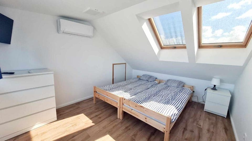 Bed, TV and multimedia, Photo of the whole room, Bedroom, air conditioner