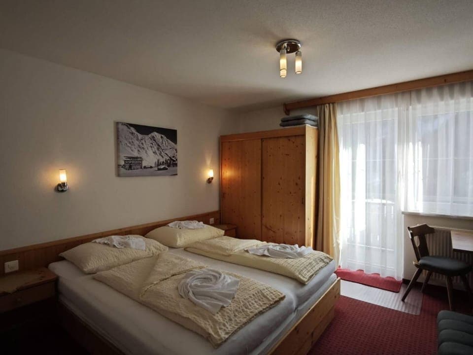 Photo of the whole room, Bedroom, wardrobe