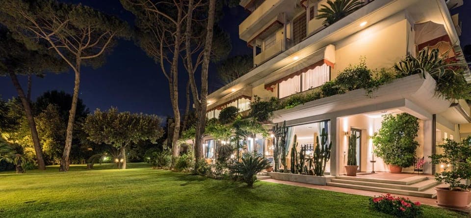 Patio, Facade/entrance, Garden, Balcony/Terrace, Garden view, Street view