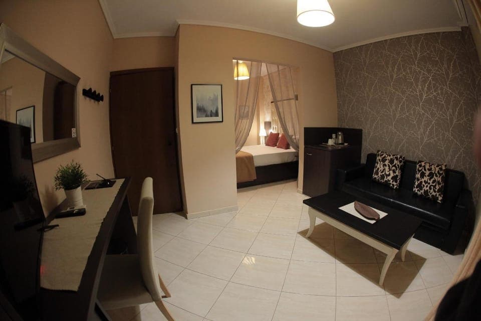 Bed, TV and multimedia, Living room, Photo of the whole room, Seating area, Bedroom