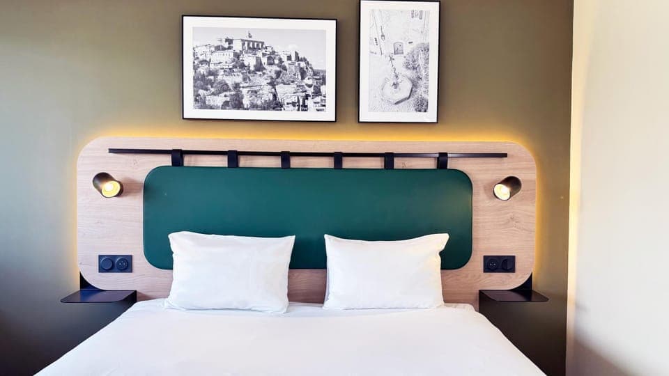 Bed, TV and multimedia, Decorative detail, Bedroom