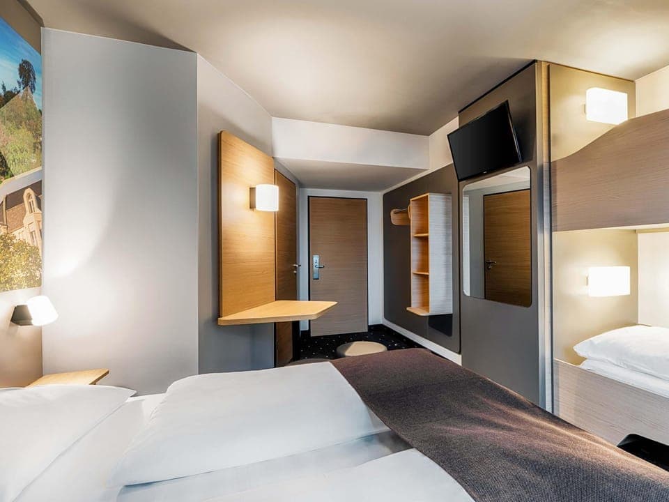 Photo of the whole room, Family