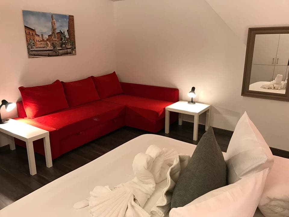 Photo of the whole room, Decorative detail