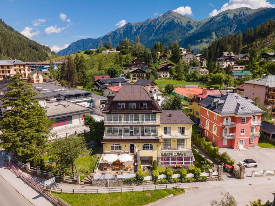 Property building, Day, Neighbourhood, Mountain view, Location