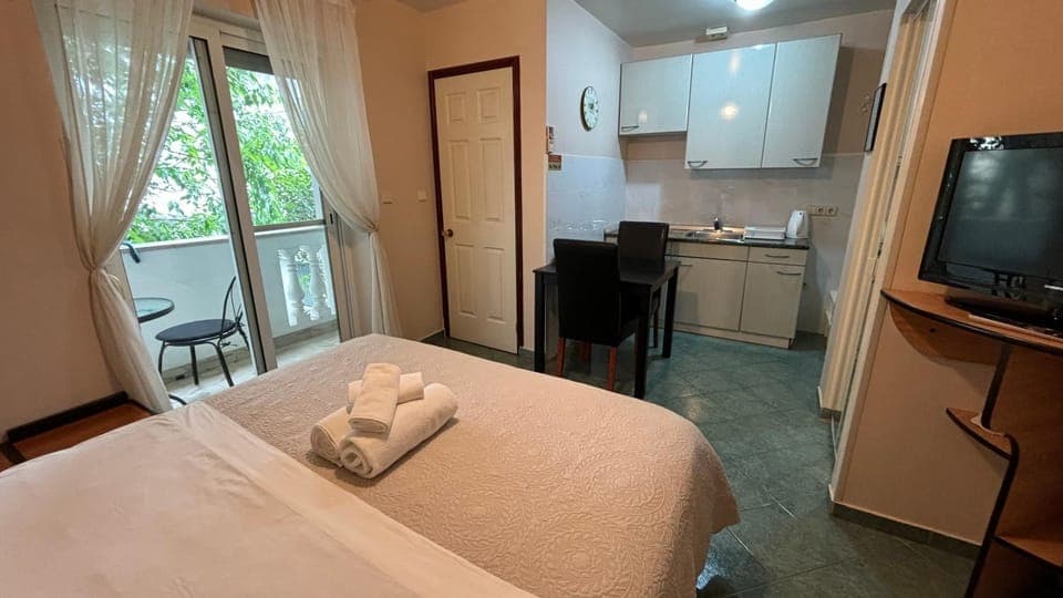Bed, TV and multimedia, Kitchen or kitchenette, Photo of the whole room, Bedroom, towels