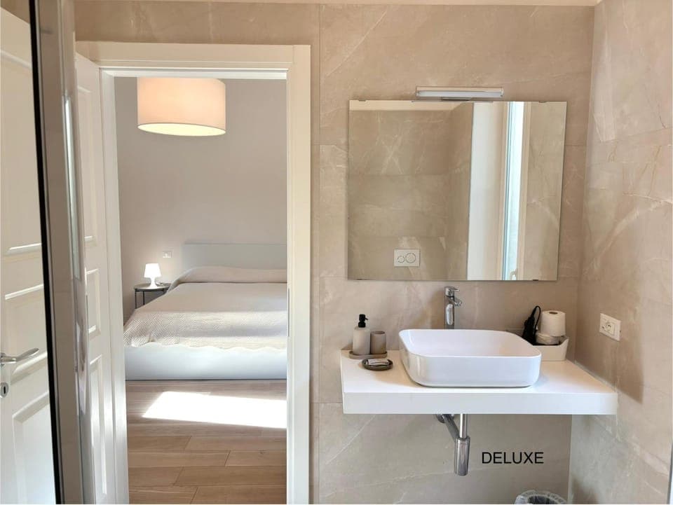 Bed, Bathroom, Photo of the whole room, Bedroom, towels