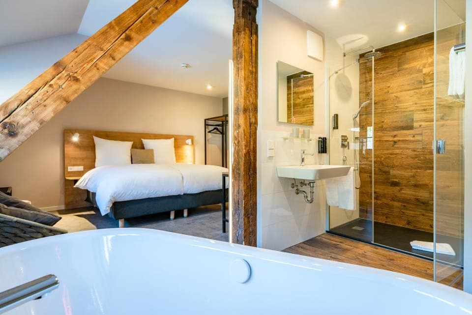 Bed, Bathroom, Photo of the whole room, Bedroom