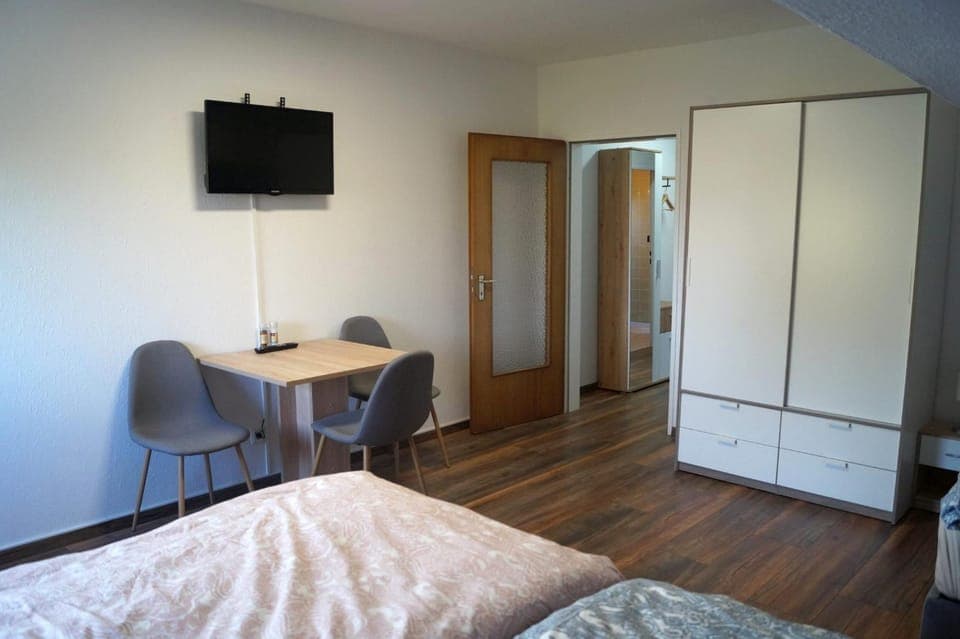 TV and multimedia, Photo of the whole room, Decorative detail, Dining area