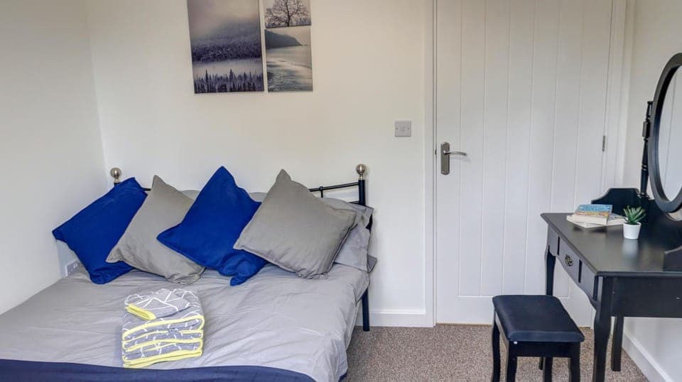 Bed, People, Photo of the whole room, Seating area, Animals, Animals, Bedroom, On site, Pets, Pets, Guests, children, young children, older children, group of guests, Family