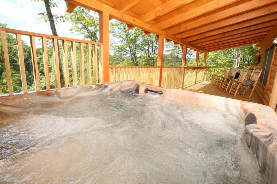 Four Oaks Lodge Chalet in Pigeon Forge