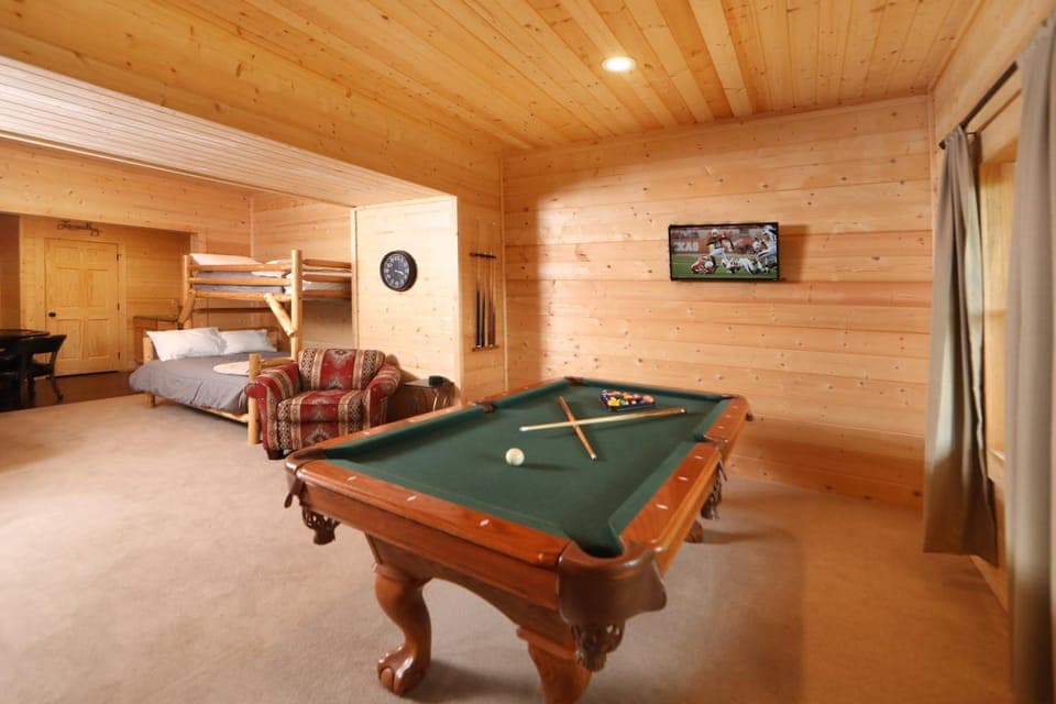 Four Oaks Lodge Chalet in Pigeon Forge