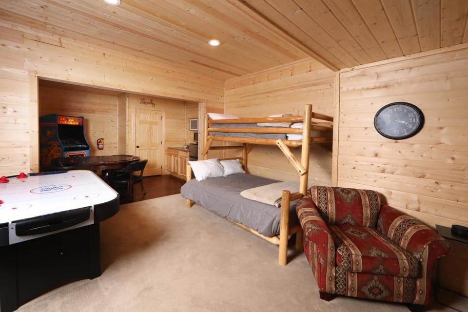 Four Oaks Lodge Chalet in Pigeon Forge