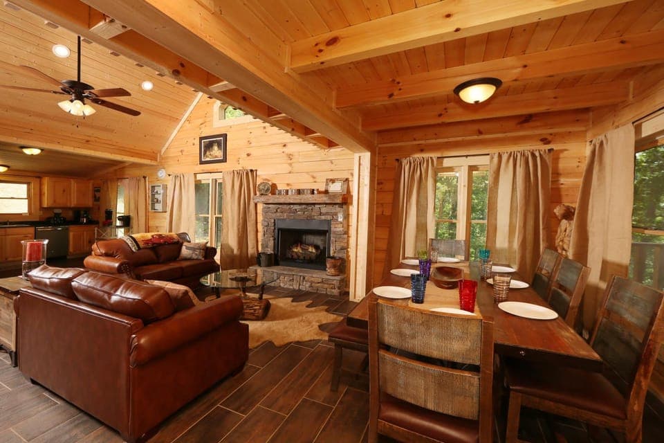 Gray Wolf Den Chalet in Pigeon Forge