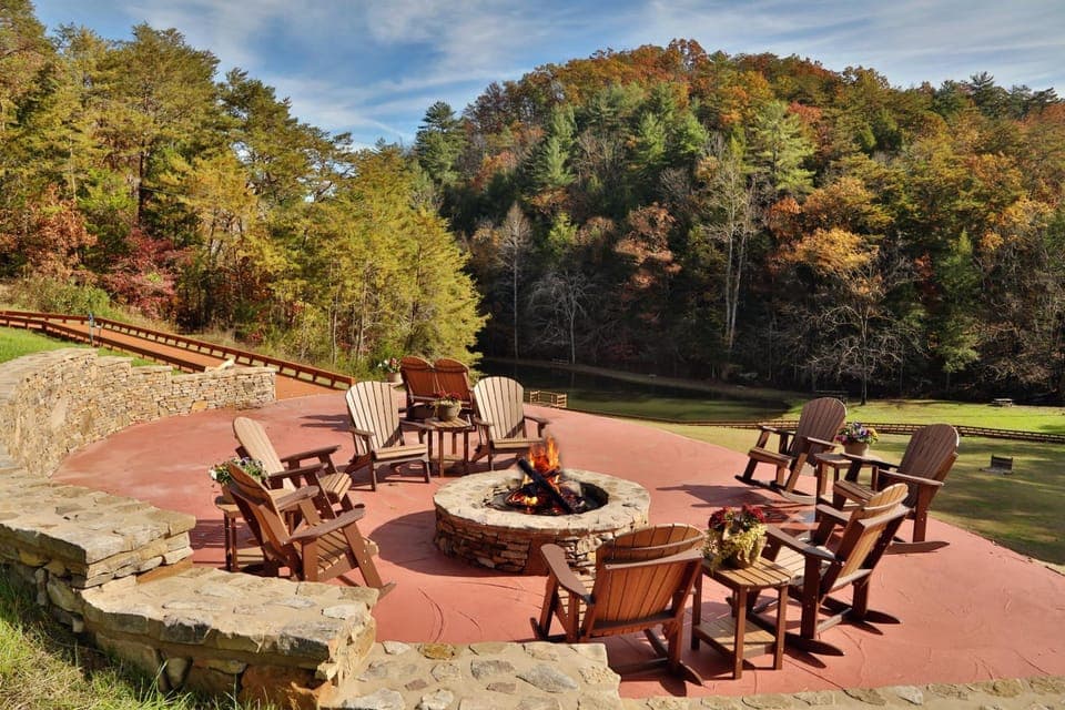 Gray Wolf Den Chalet in Pigeon Forge