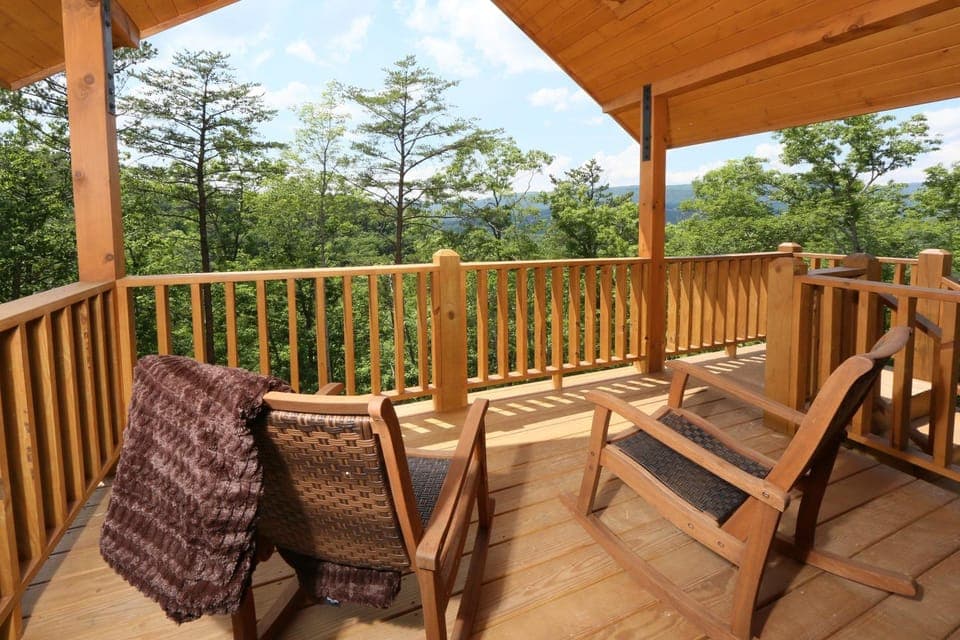 Gray Wolf Den Chalet in Pigeon Forge