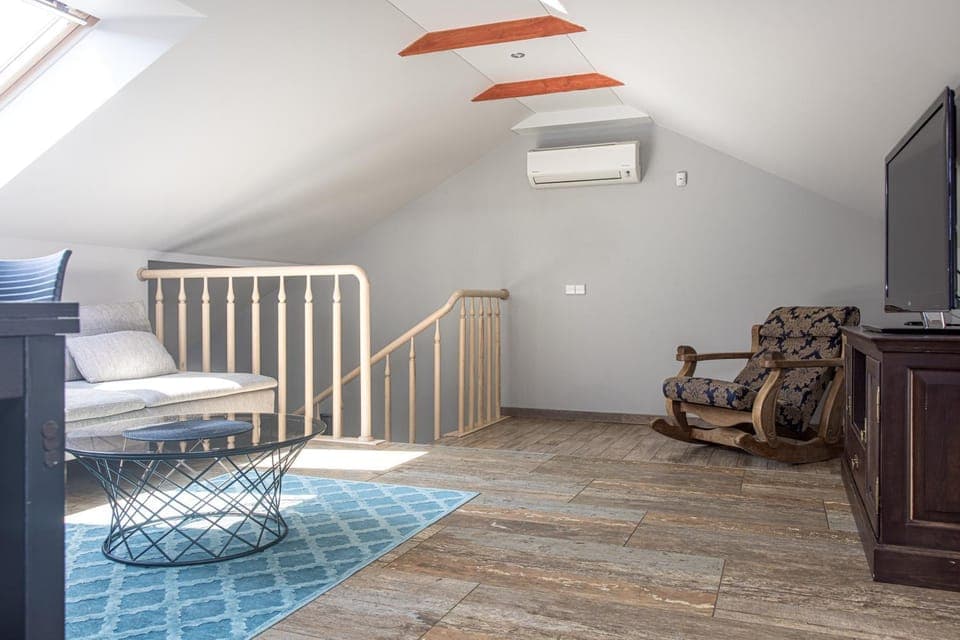 TV and multimedia, Living room, Seating area, air conditioner