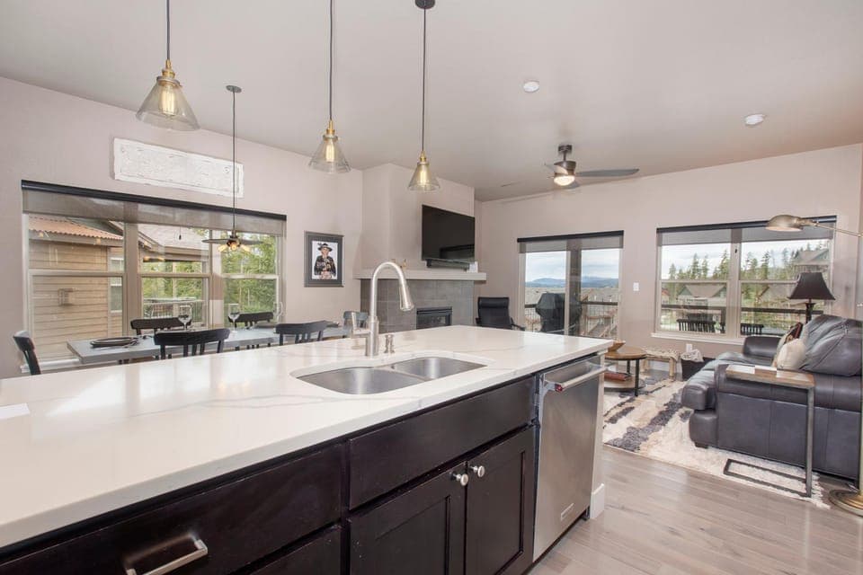 TV and multimedia, Kitchen or kitchenette, Living room, Dining area, Mountain view, dishwasher, fireplace, furniture