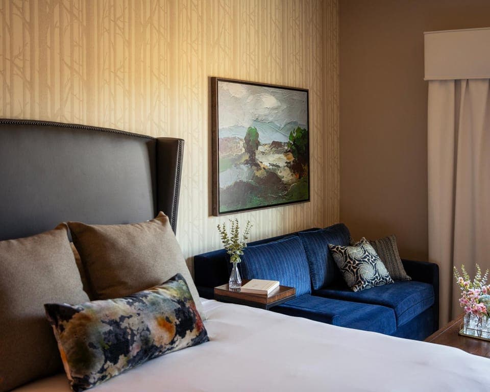 Bed, Seating area, Bedroom