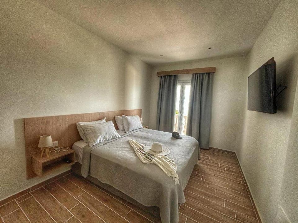 Bed, TV and multimedia, Photo of the whole room, Bedroom